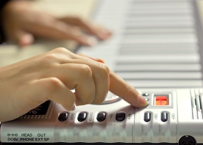 Roll Up Piano - Roll Up Piano With Soft Keys 100 Preset Rhythms)
